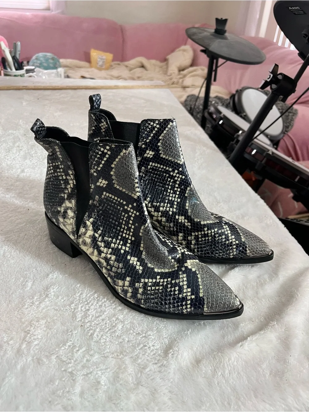 Marc Fisher Leather Snakeskin Yale 4 Chelsea Ankle Boots 7 Low Heel Slip On EUC